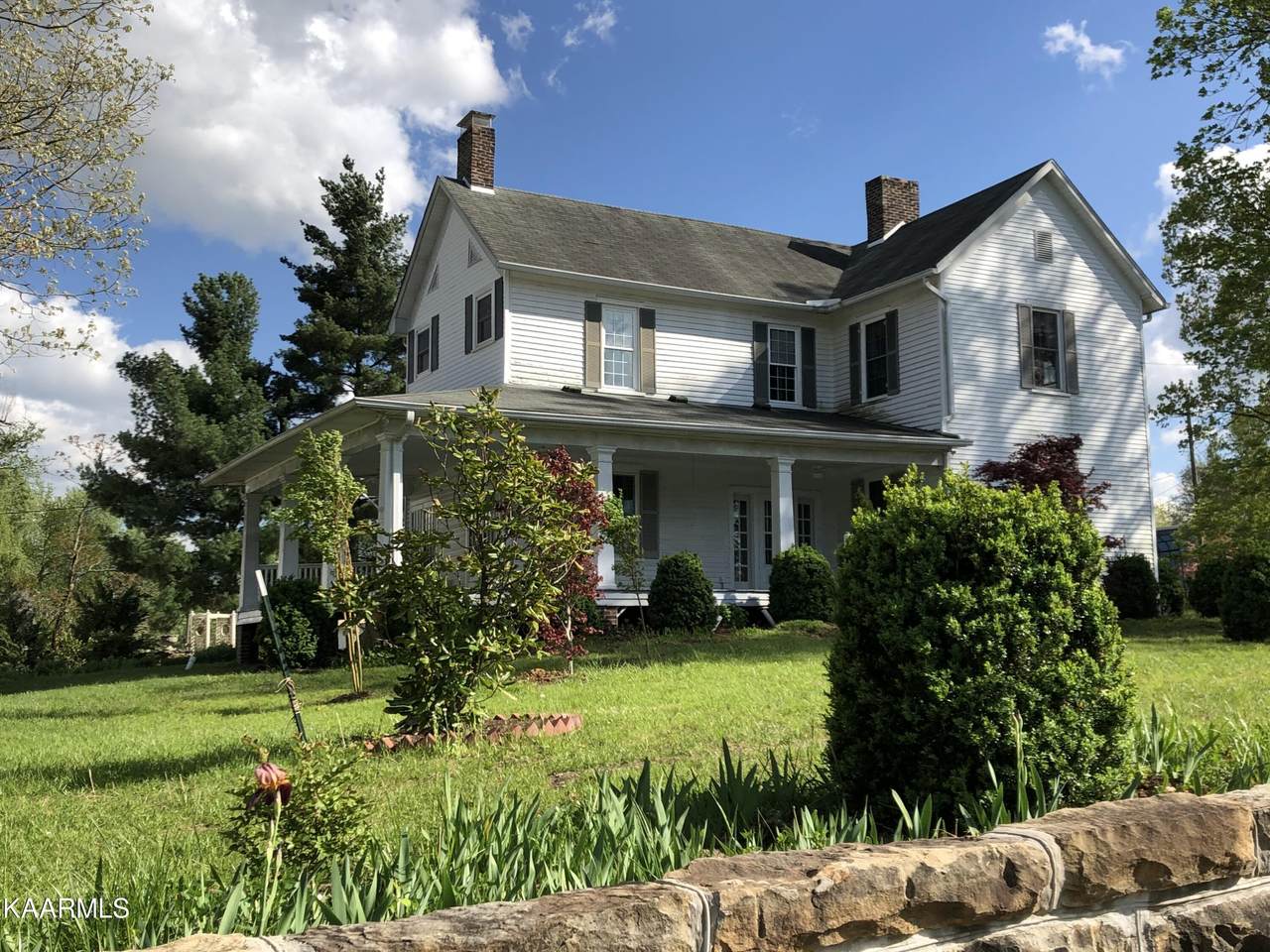 208 Holly St - Photo 1