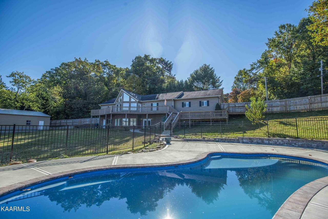 856 Thomas Circle - Photo 1