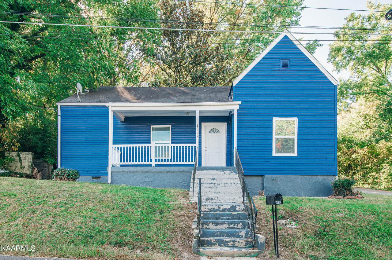 1900 Victoria Ave - Photo 1