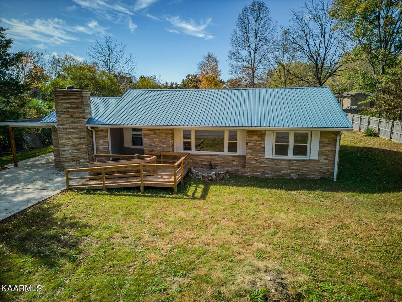 718 Iris Drive - Photo 1