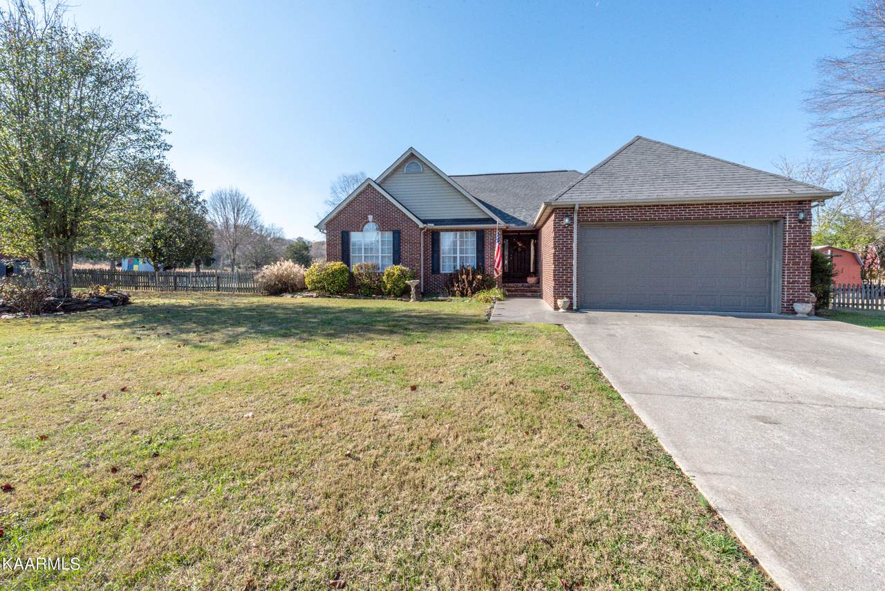 810 Hunters Lane - Photo 1