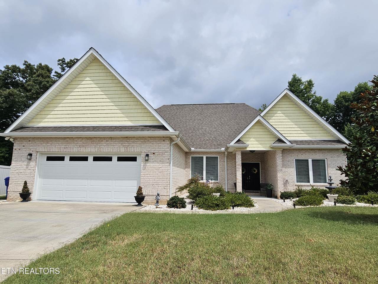 147 Crossroads Blvd - Photo 1