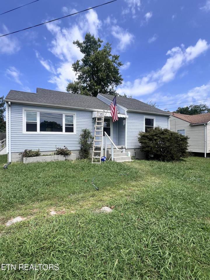 807 Banks Ave - Photo 1