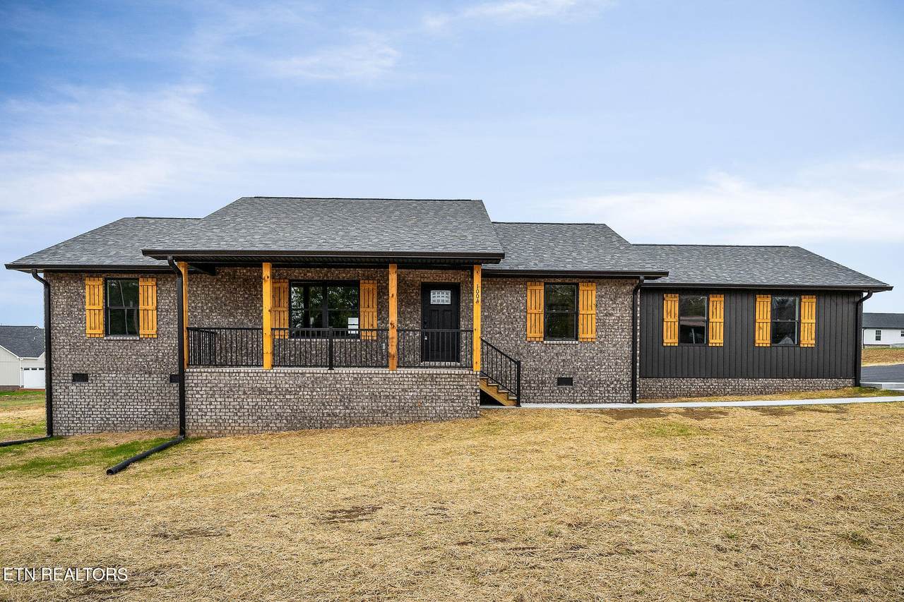 1004 Spring St - Photo 1