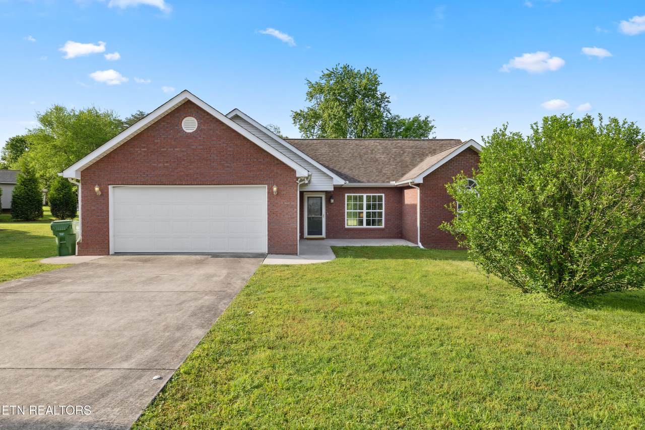 2209 Pinewood Drive - Photo 1