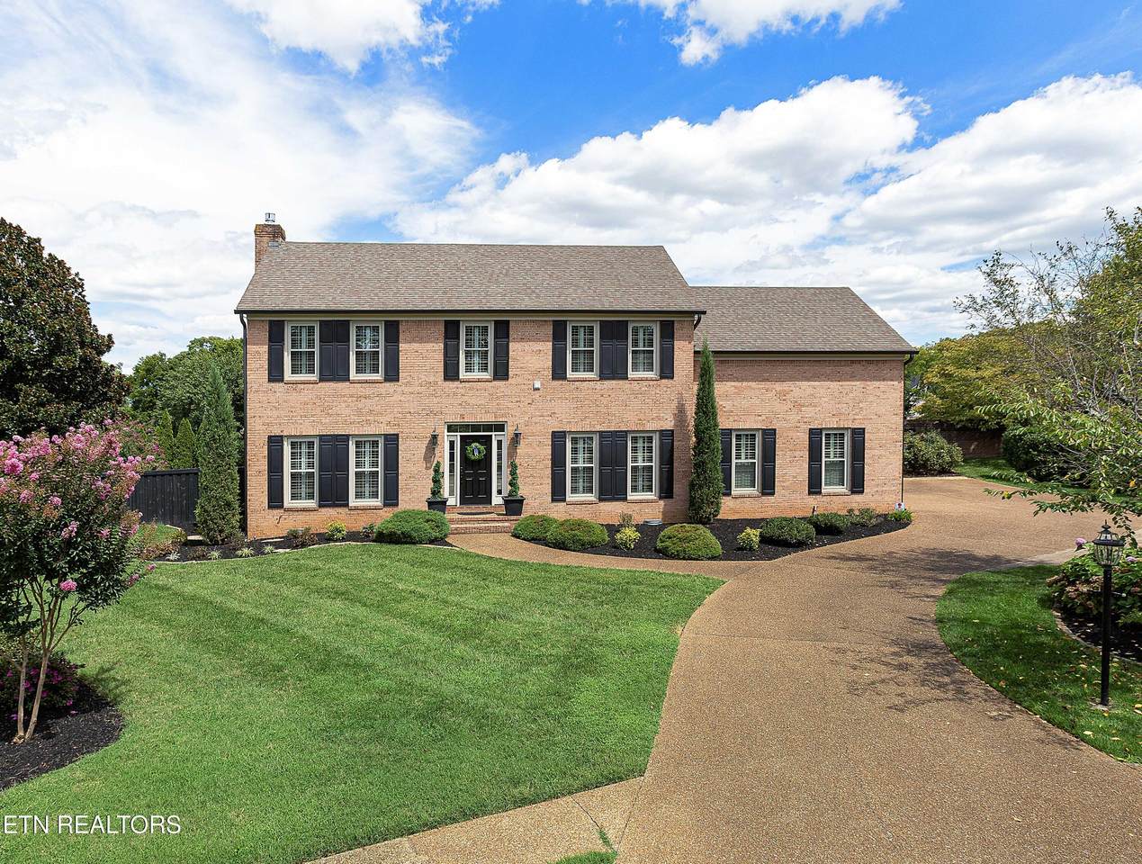 204 Hampton Court - Photo 1
