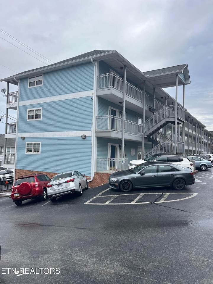 1611 Queen Anne Way - Photo 1