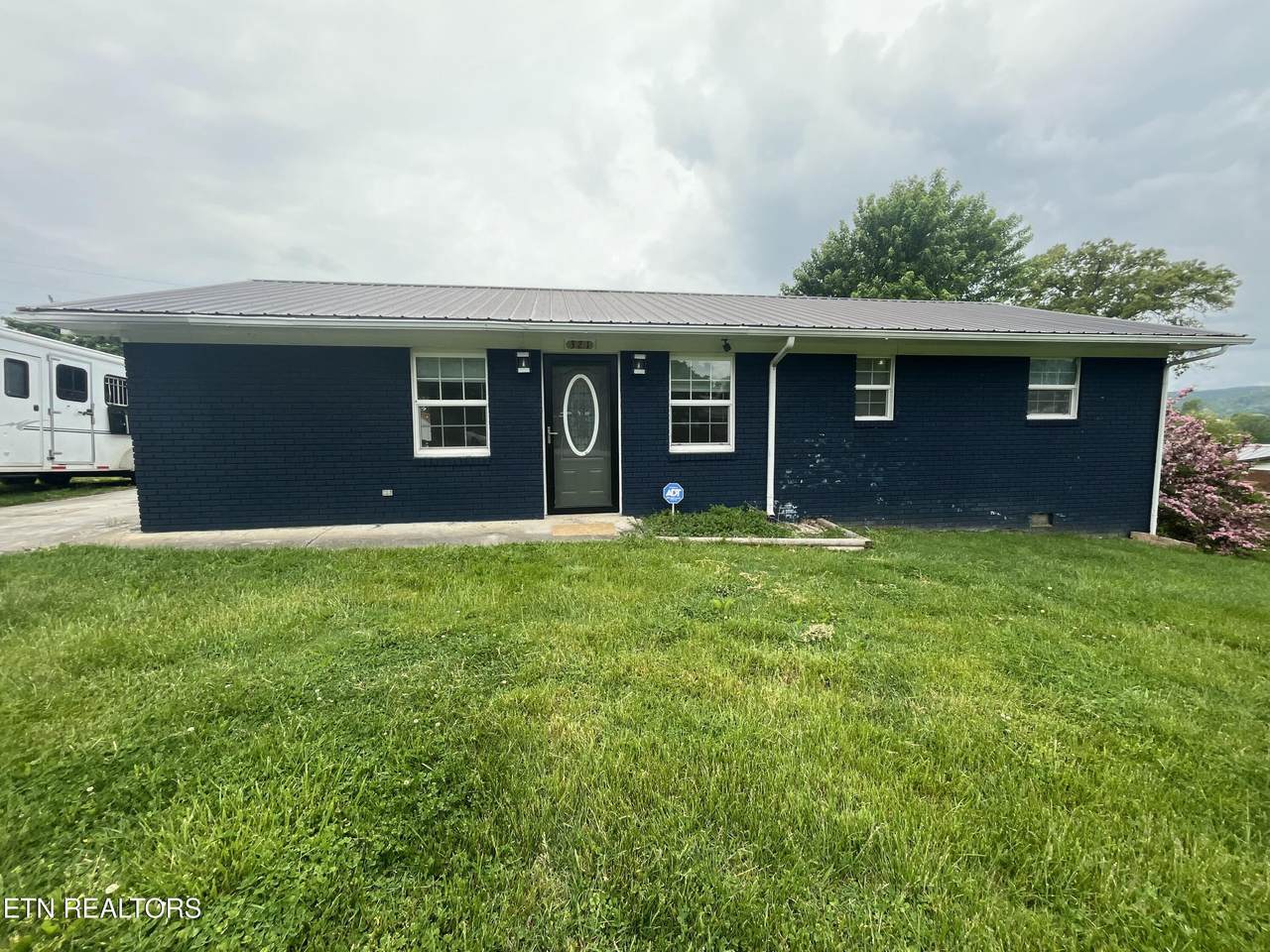 321 Parliament Rd - Photo 1