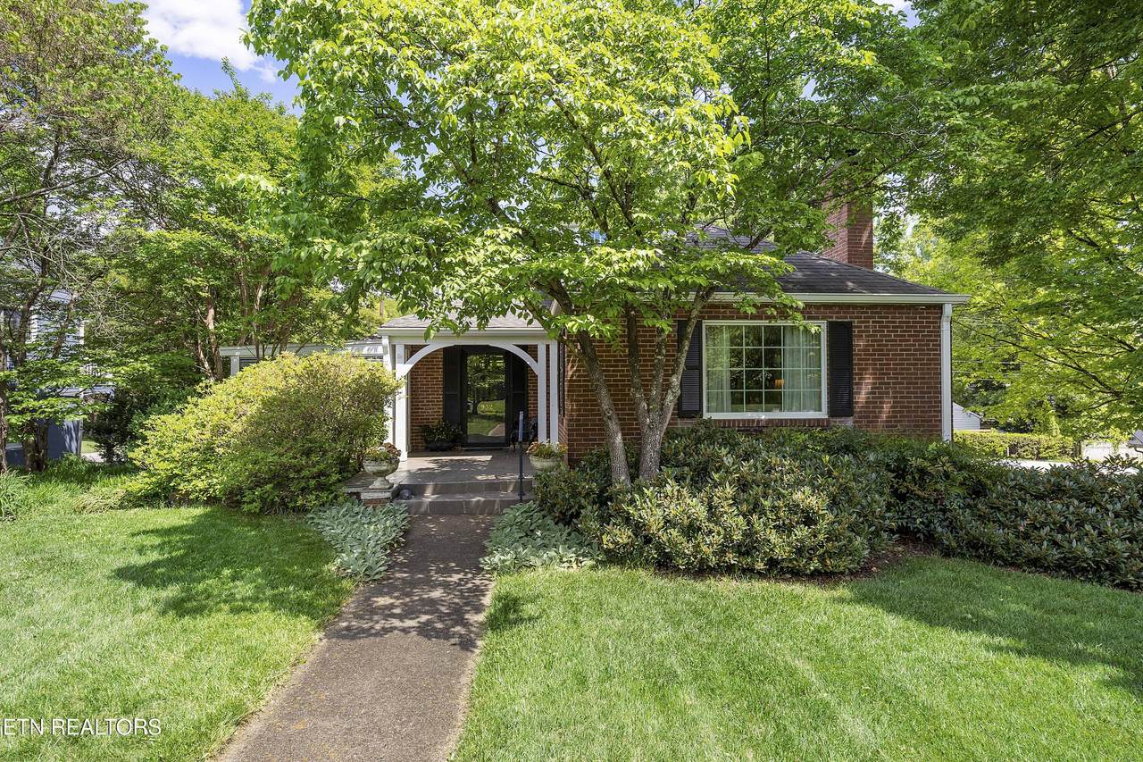 932 Woodside St - Photo 1