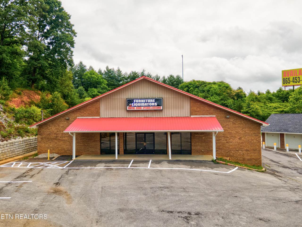 2560 Winfield Dunn Pkwy - Photo 1