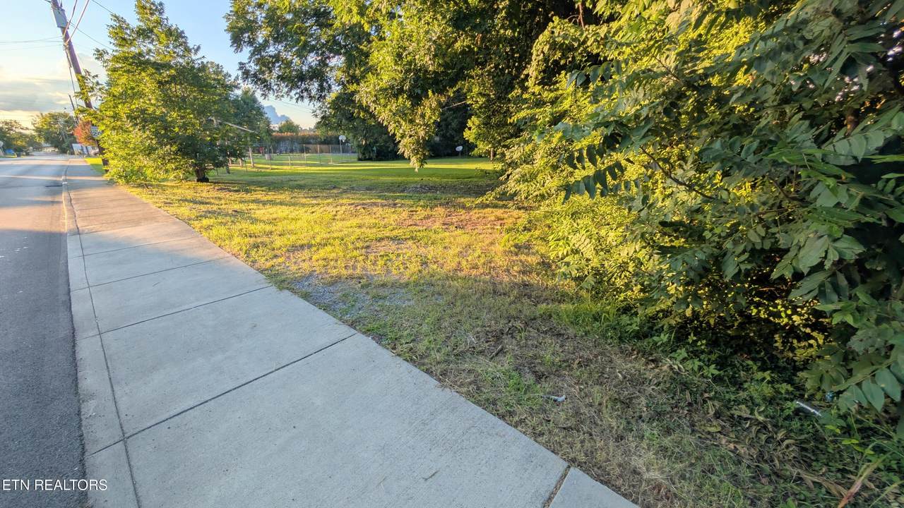 606 Railroad St - Photo 1