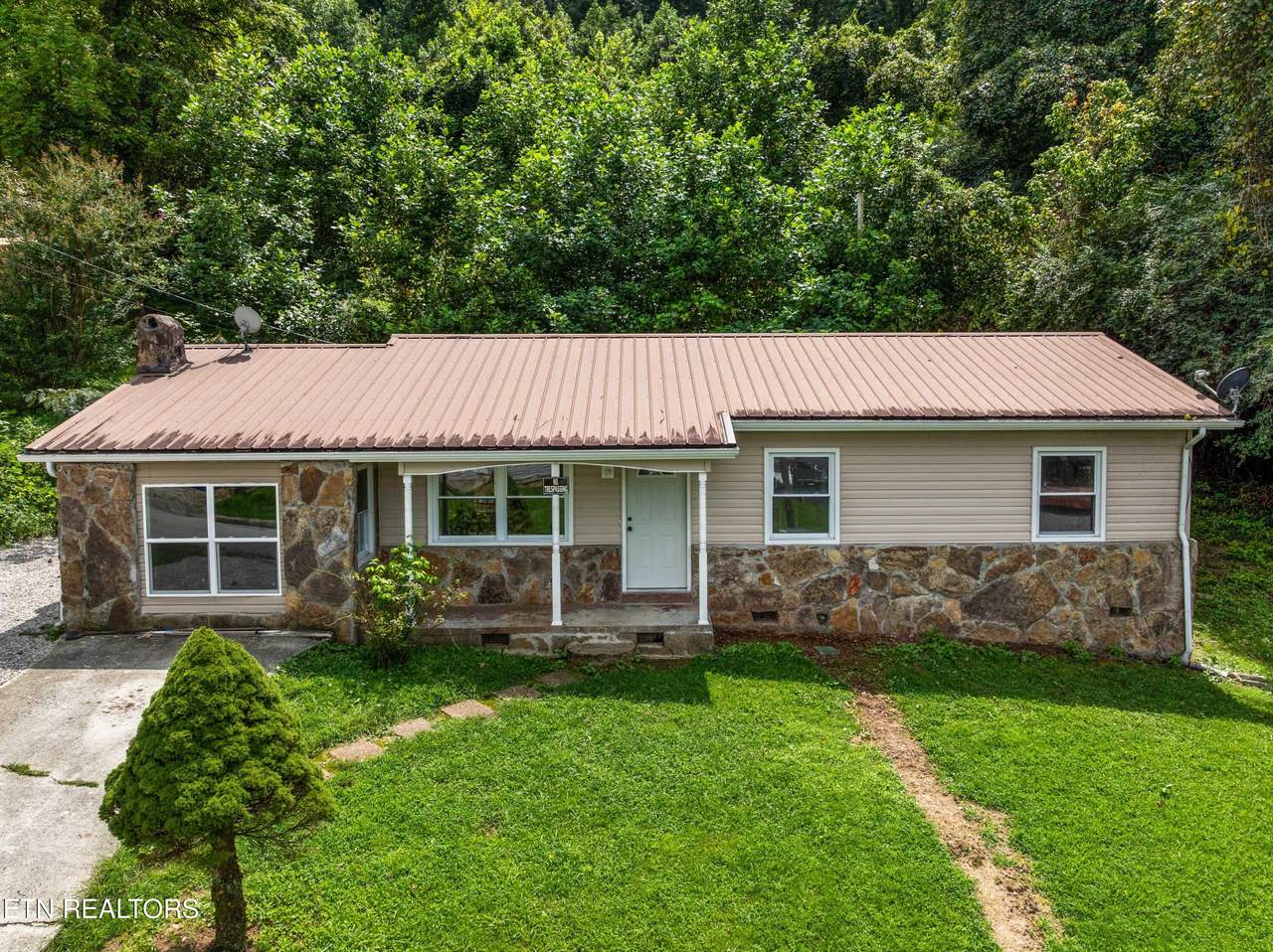 232 Robbins St - Photo 1