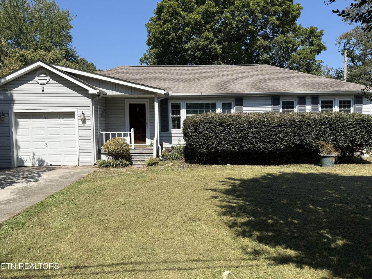 220 Kenneth St - Photo 1