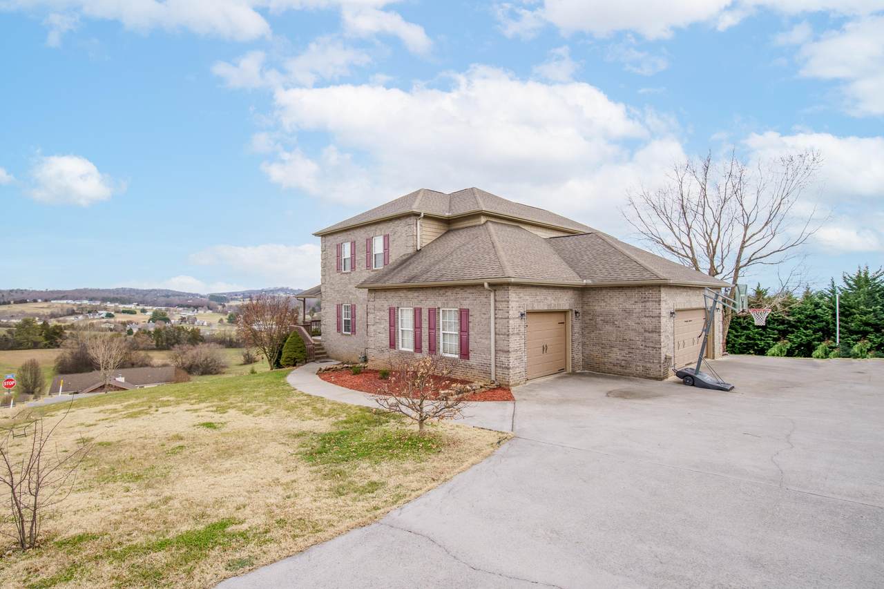 405 Summerhill Drive - Photo 1