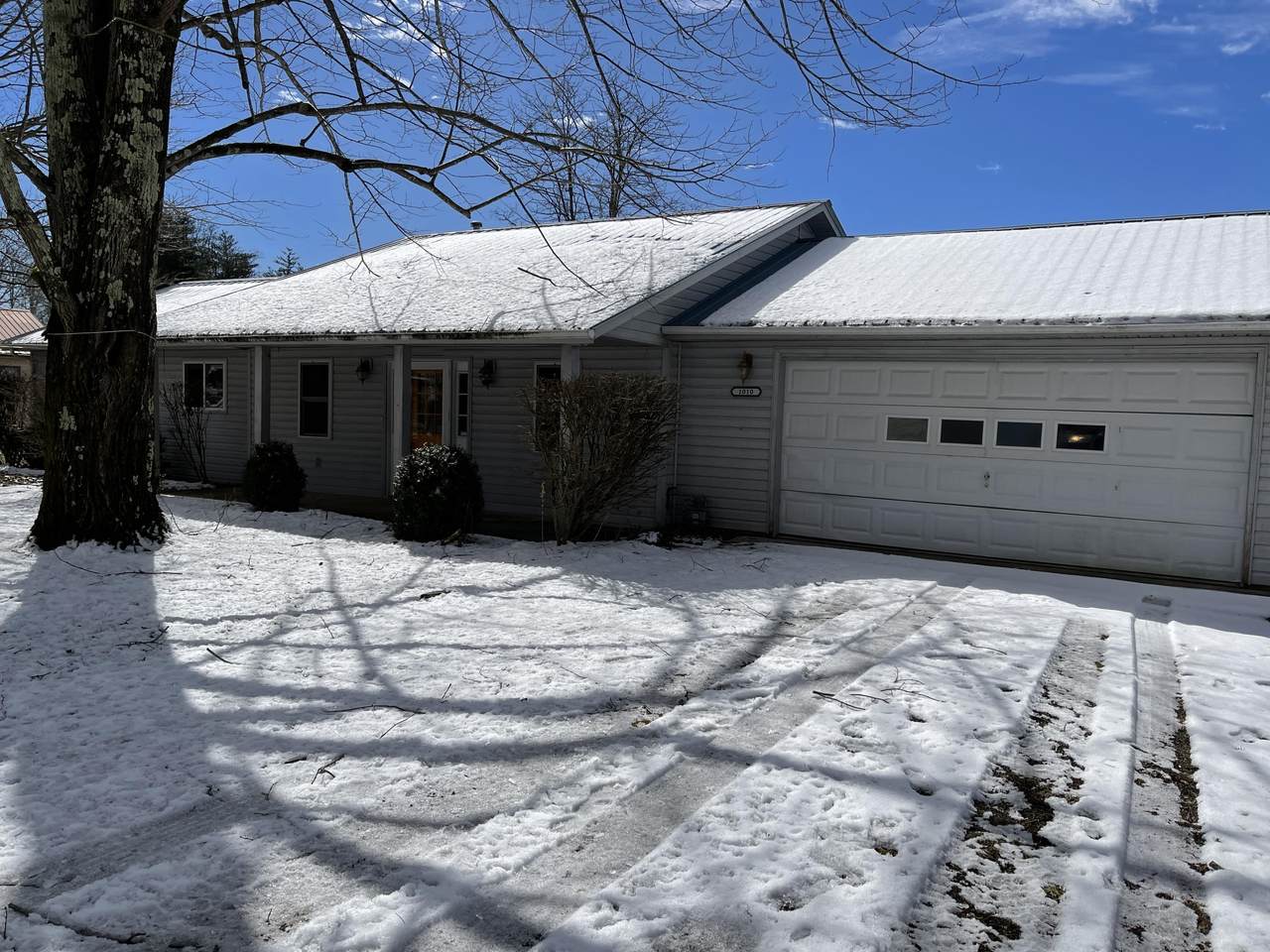 1010 Old Allardt Road Rd - Photo 1