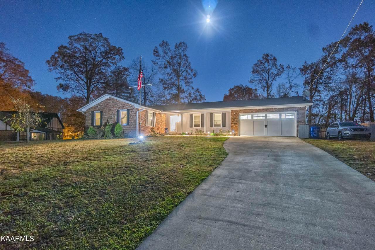 102 Oakwood Drive - Photo 1