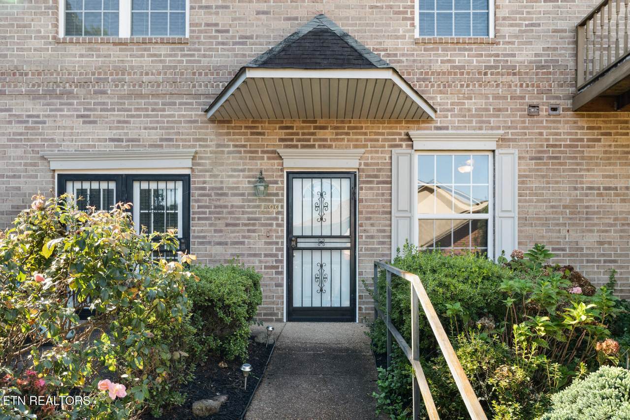 1099 Brentwood Way - Photo 1