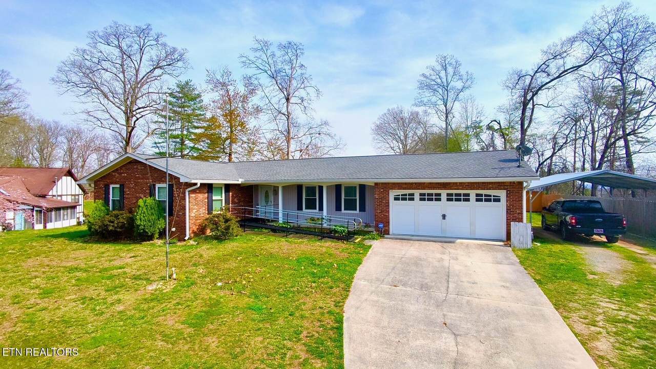 102 Oakwood Drive - Photo 1