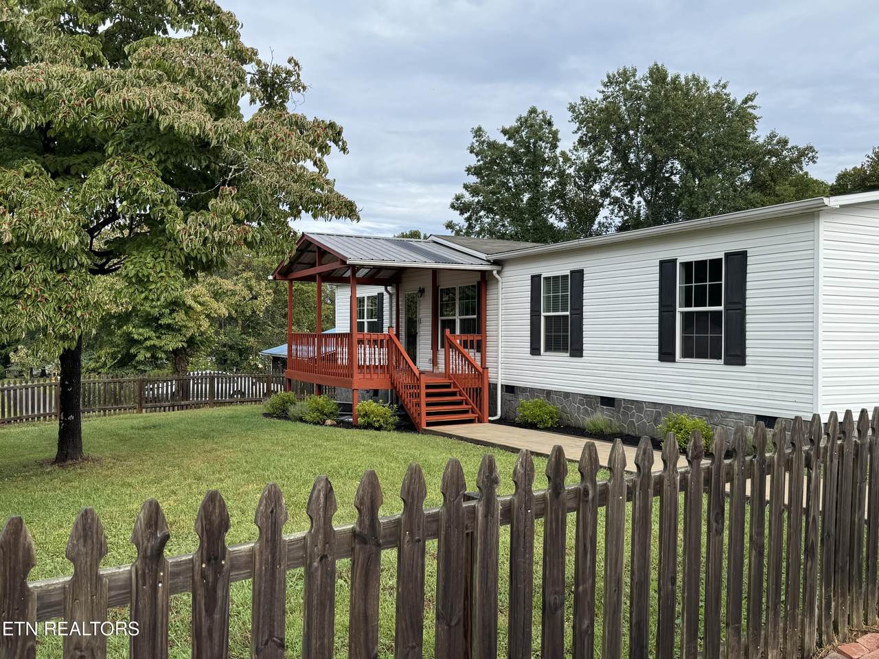 304 Peach Tree Circle - Photo 1