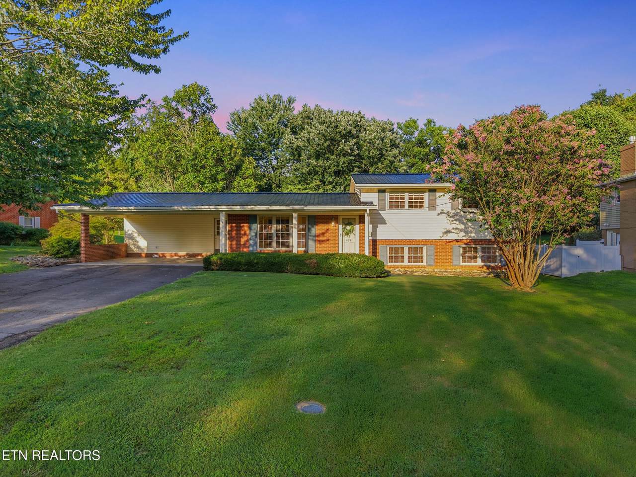 521 Oak St - Photo 1