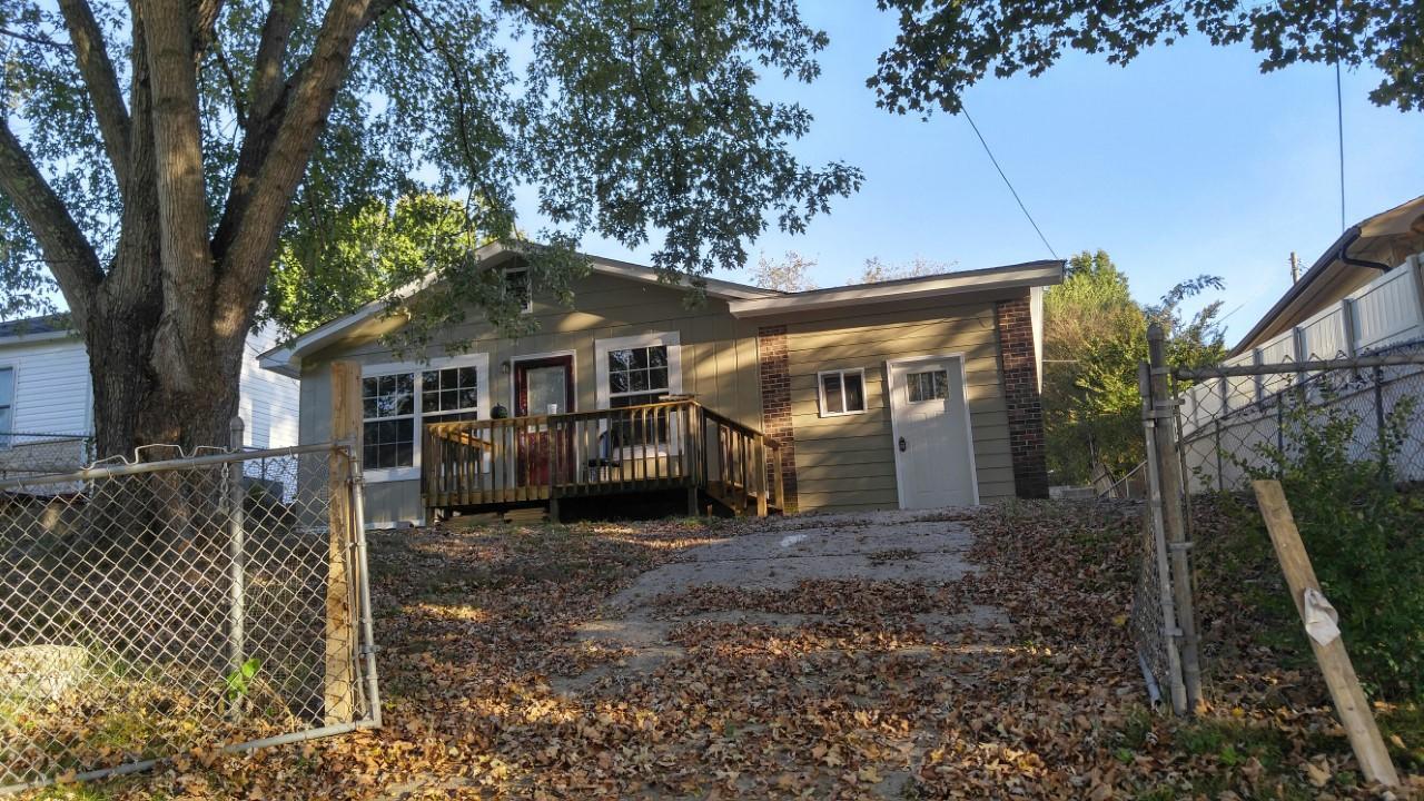 904 Elm St - Photo 1