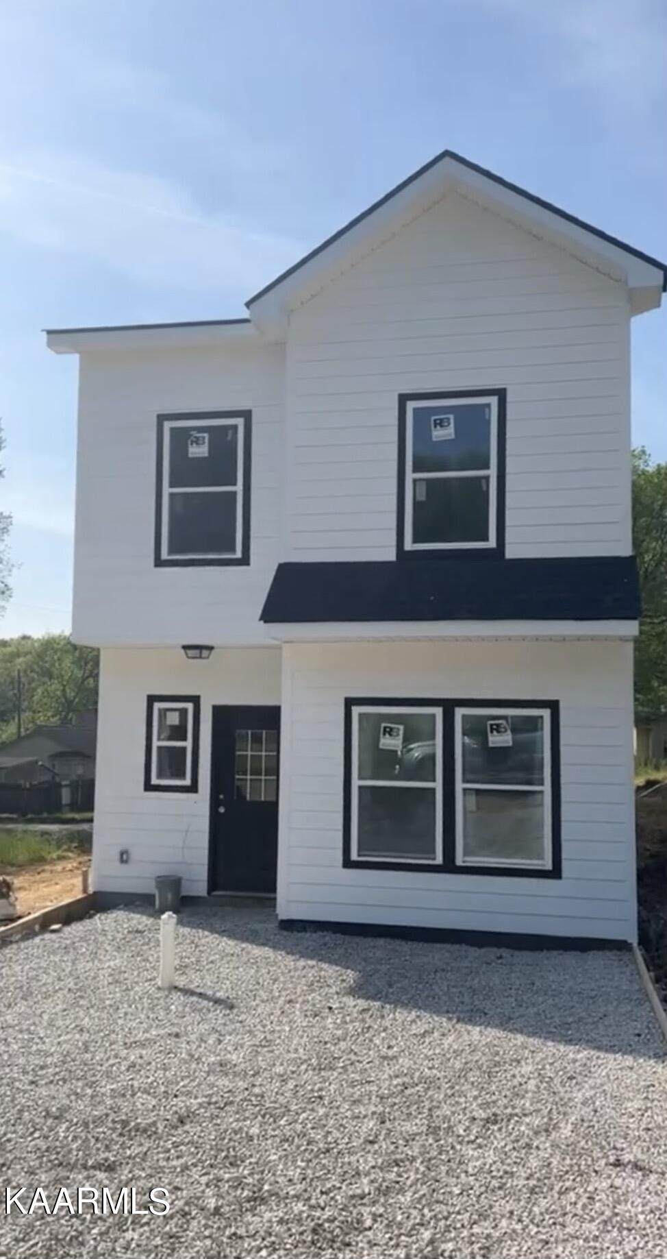1341 Baxter Ave - Photo 1