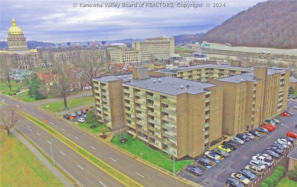 2106 Kanawha Boulevard - Photo 1