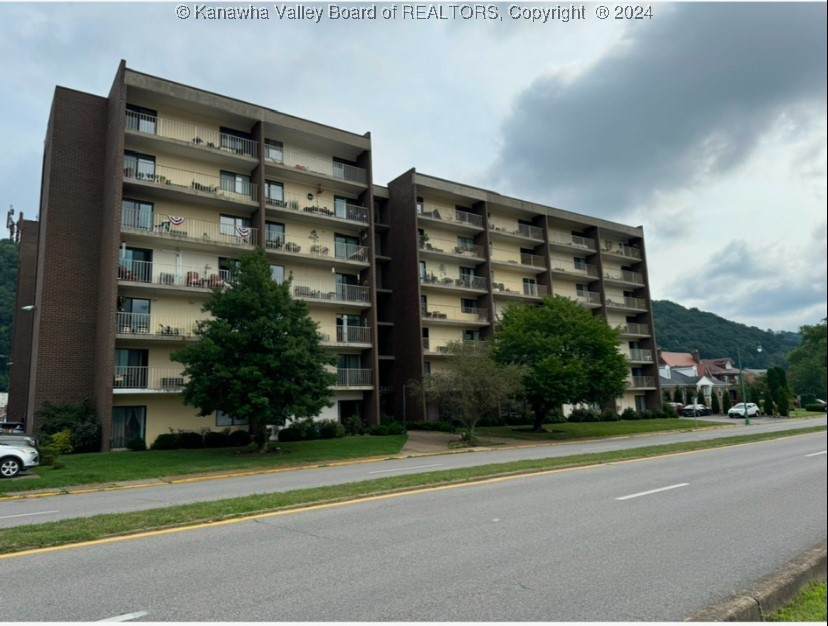 2106 Kanawha Boulevard - Photo 1