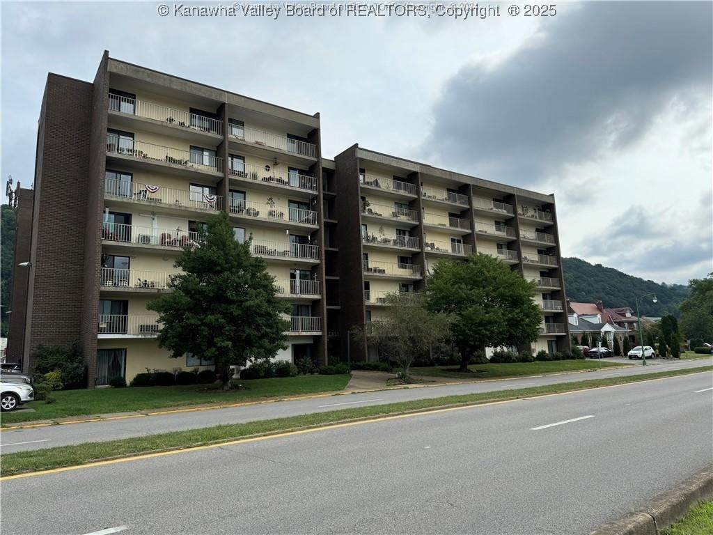 2106 Kanawha Boulevard - Photo 1