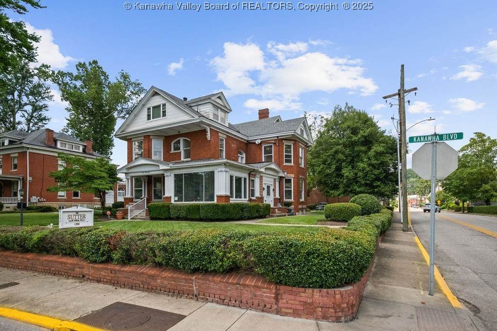 1598 Kanawha Boulevard - Photo 1