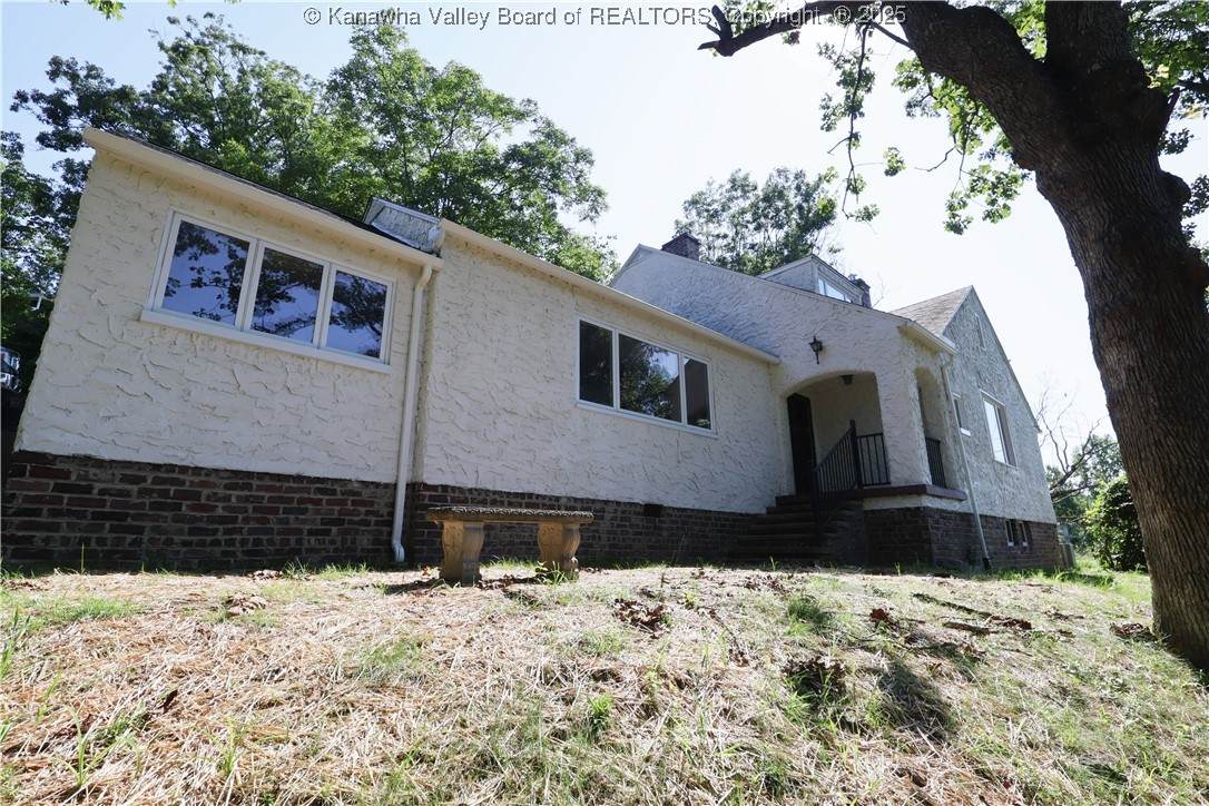 327 Hawthorne - Photo 1