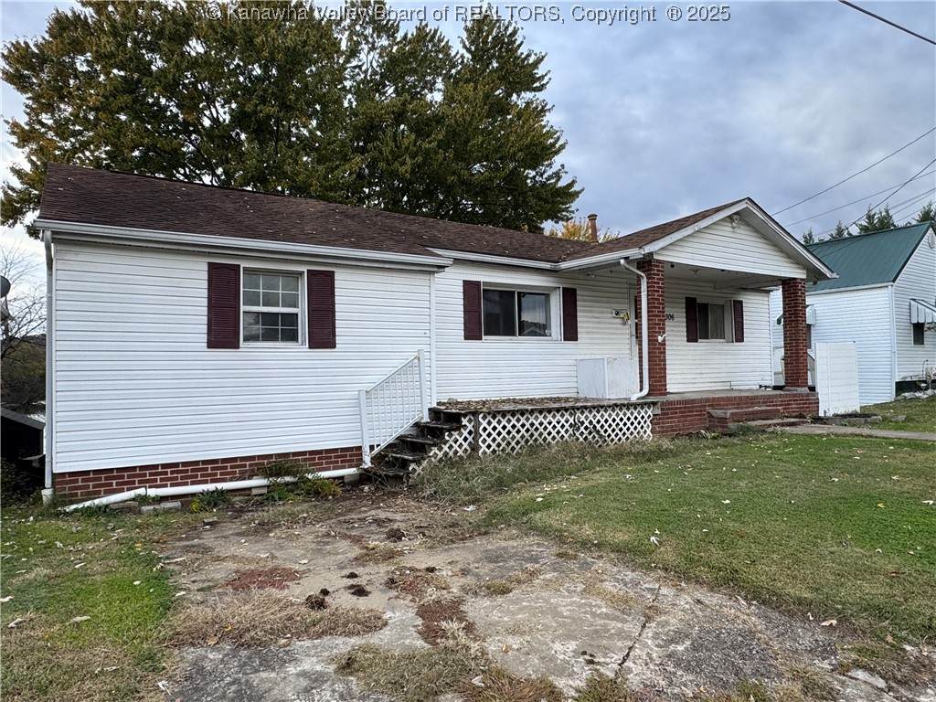 306 Kanawha Avenue - Photo 1