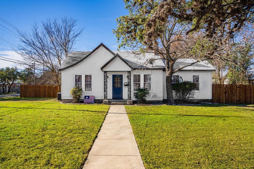 727 Moore St - Photo 1