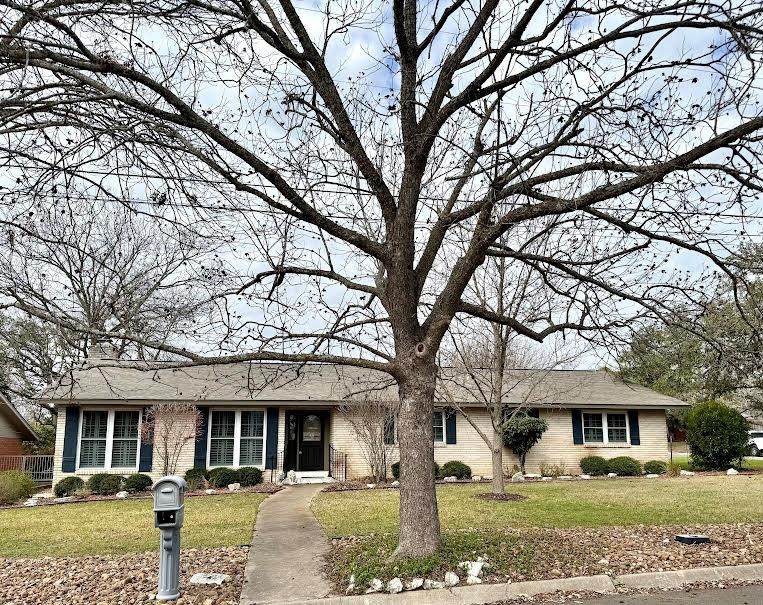 608 Overhill Dr - Photo 1