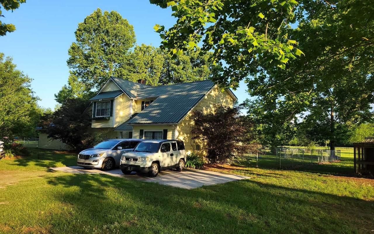 2903 Pinemount Rd - Photo 1