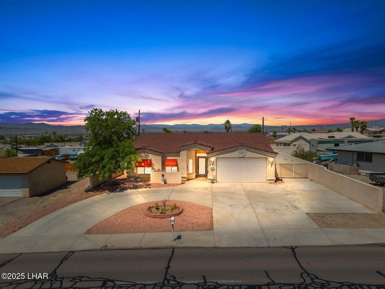273 Acoma Blvd - Photo 1