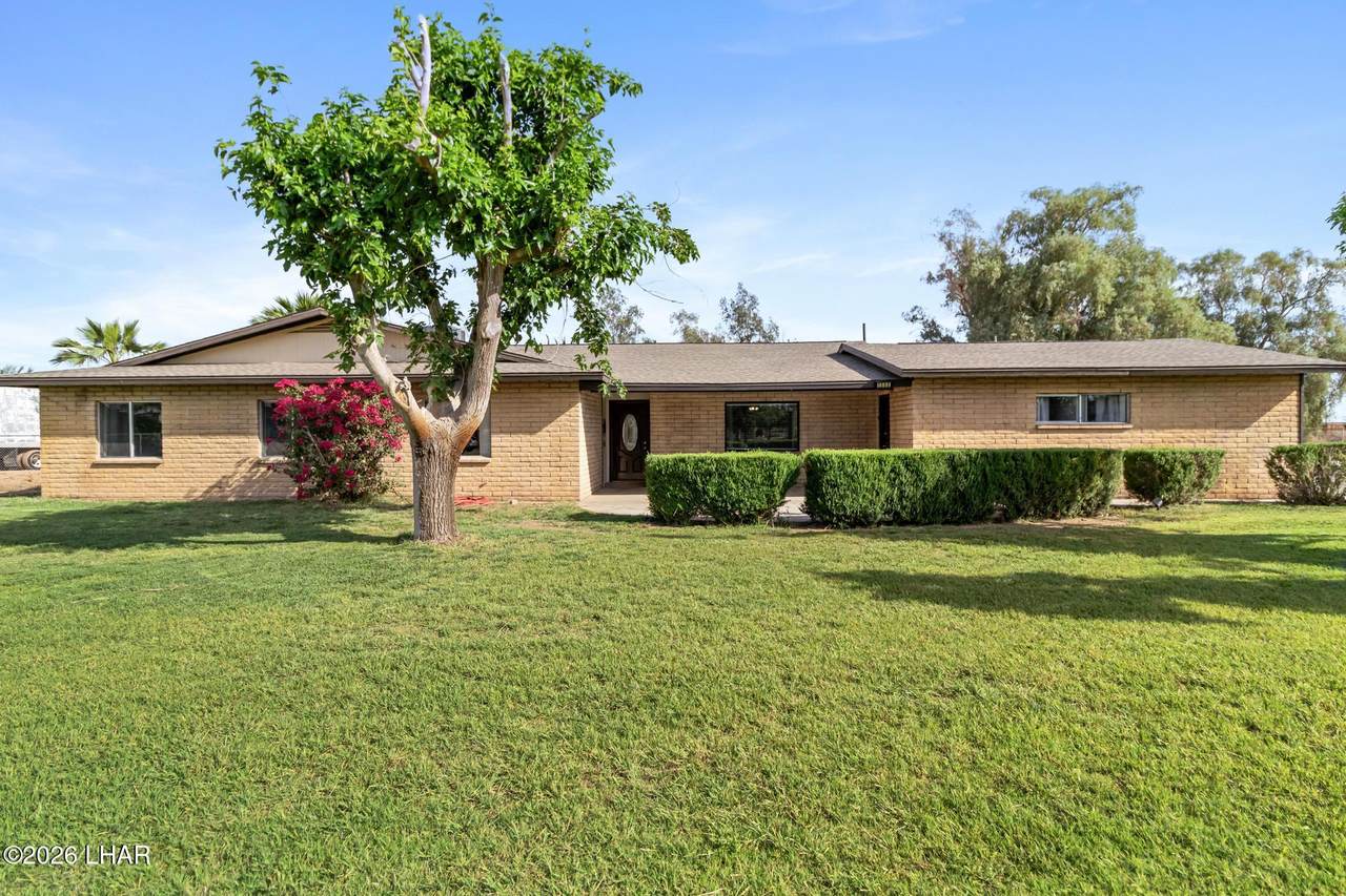 1555 Poplar Dr - Photo 1