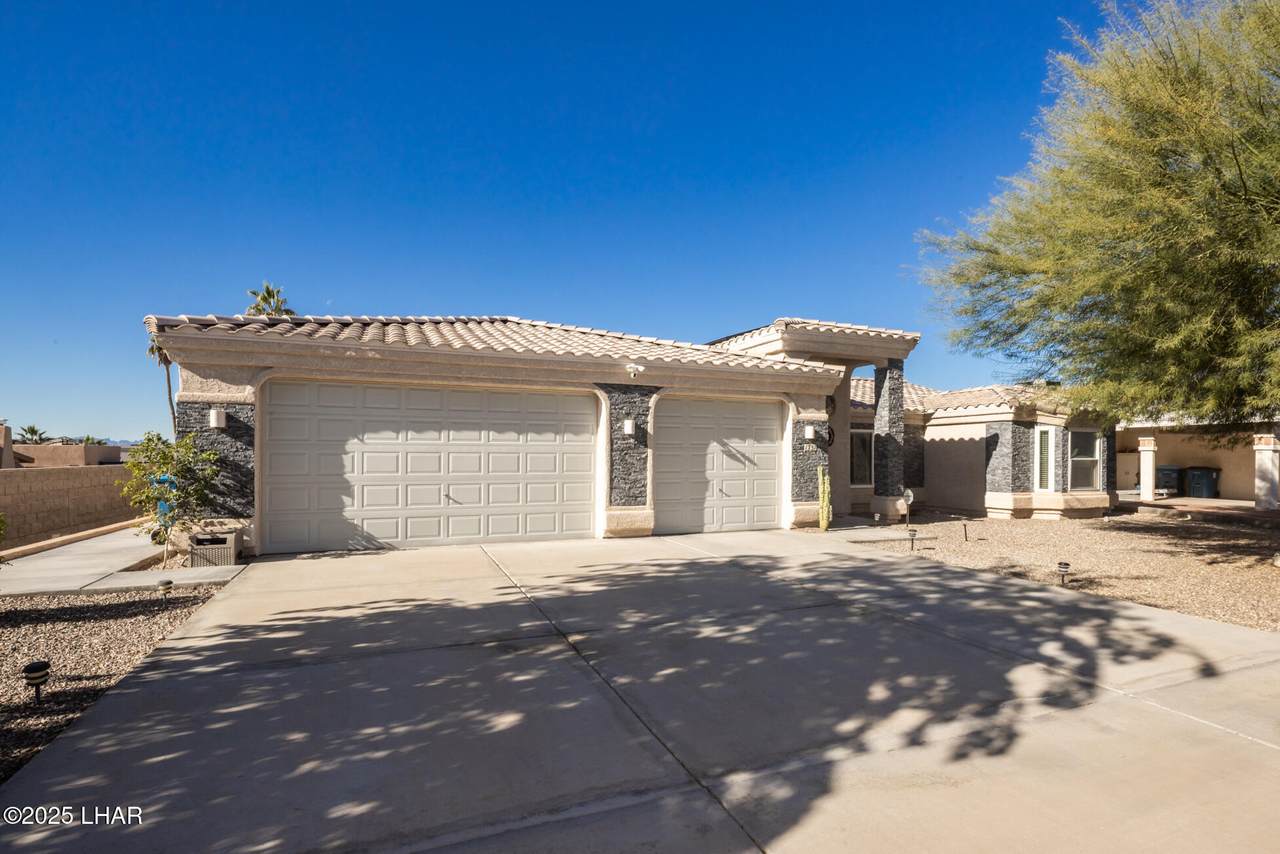 1751 Park Terrace Ave - Photo 1