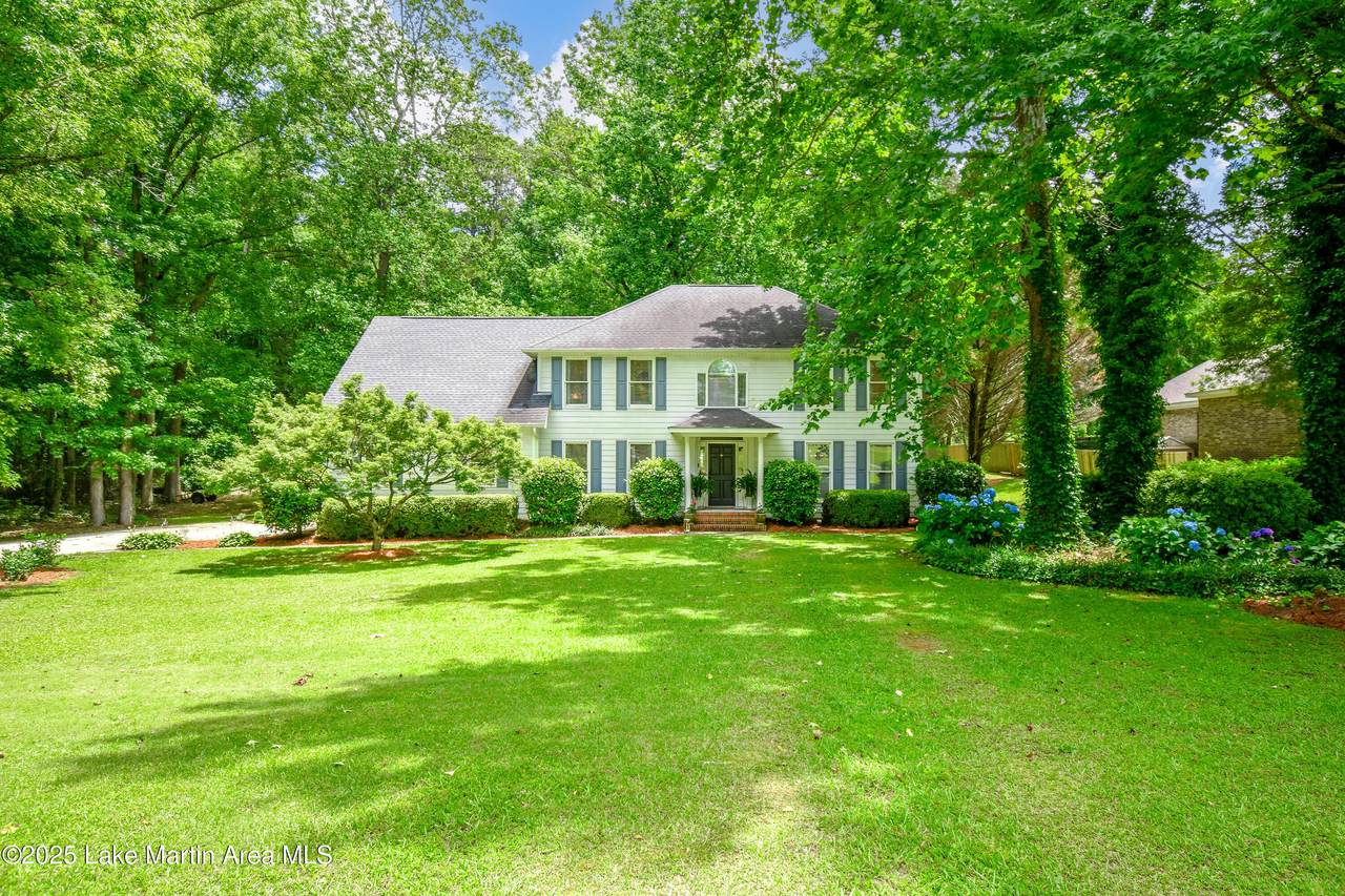 1481 College St - Photo 1