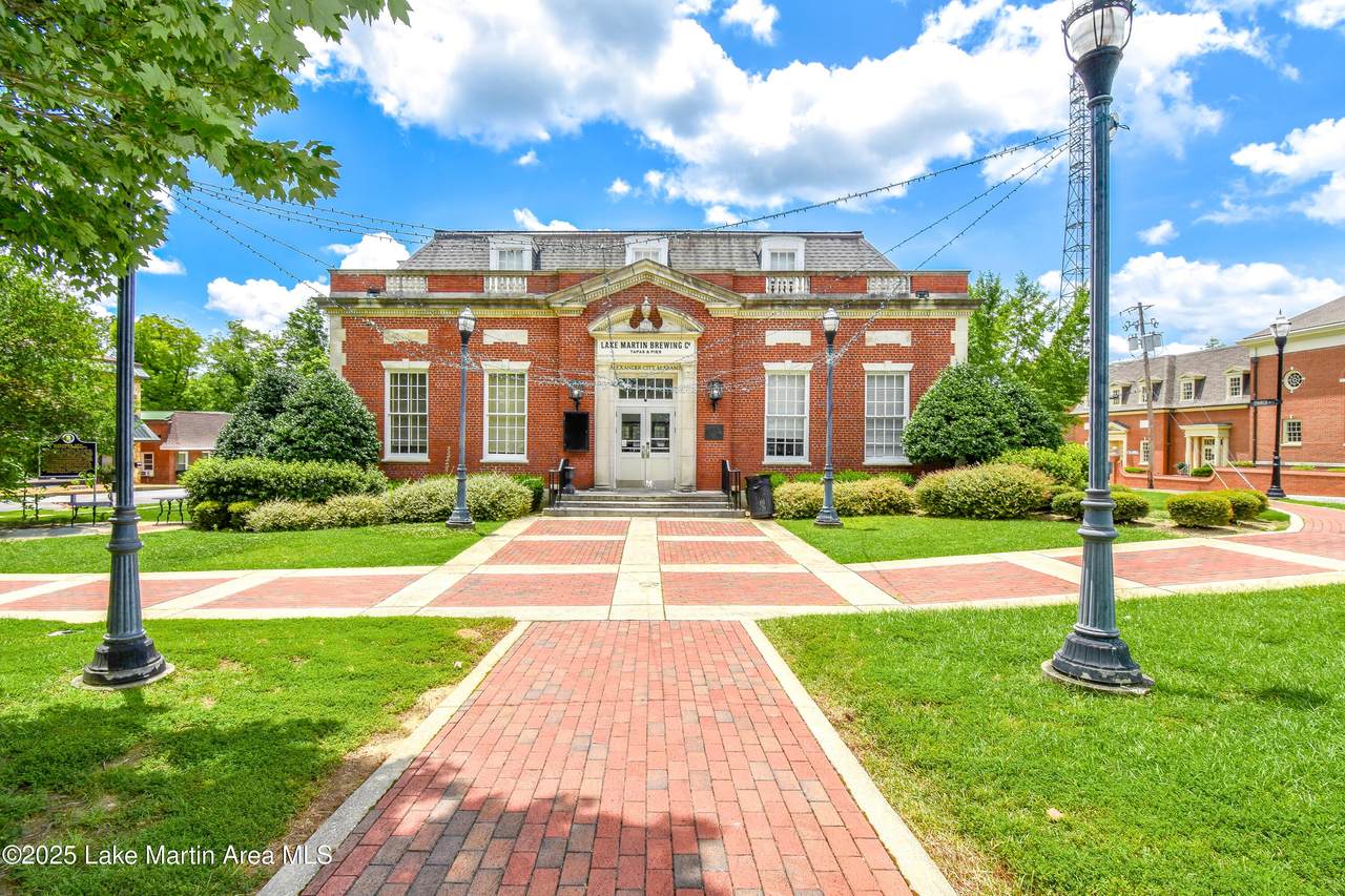 82 Court Sq - Photo 1