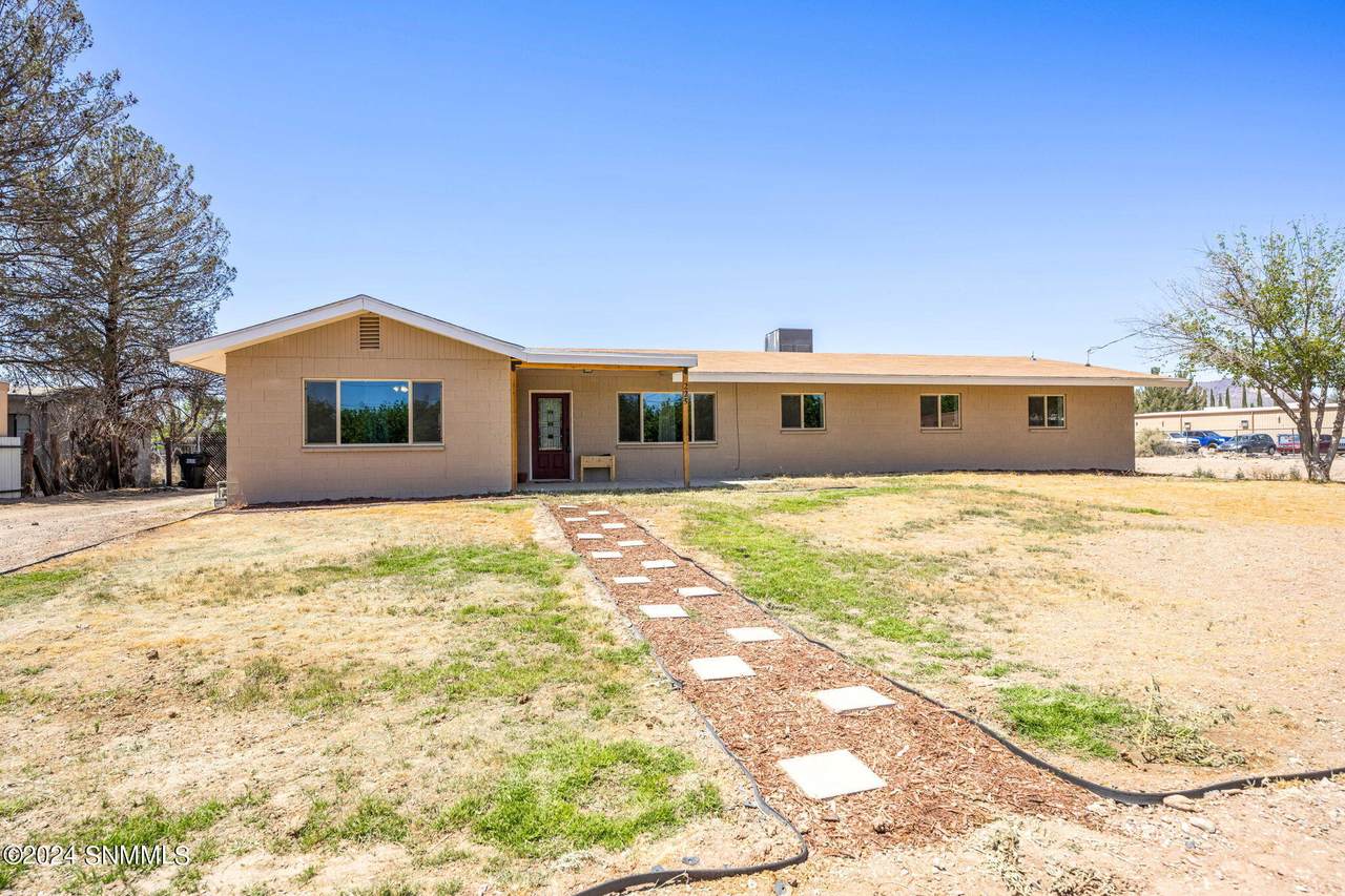 225 E Thorpe Road, Las Cruces, NM 88007 (MLS 2401595) Better Homes and Gardens Real Estate