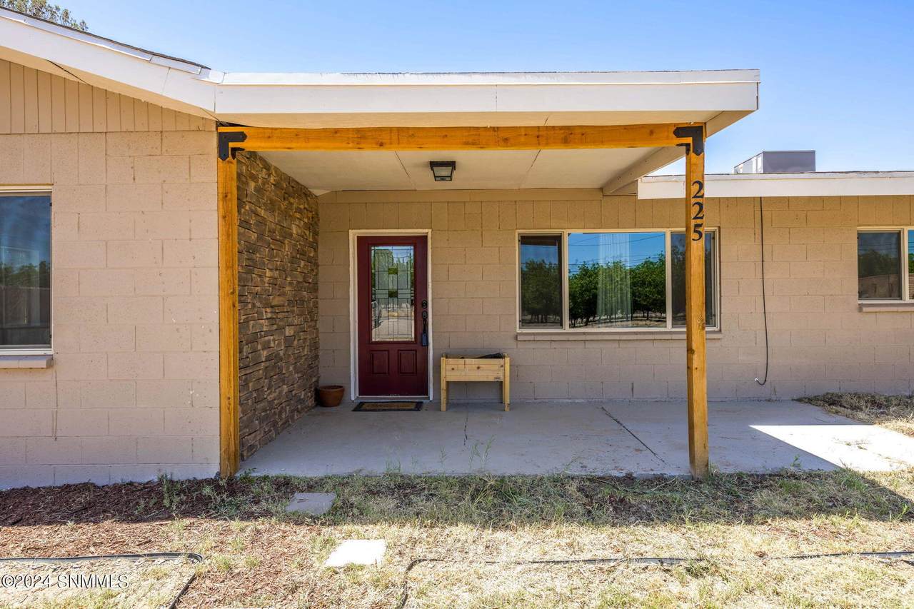225 E Thorpe Road, Las Cruces, NM 88007 (MLS 2401595) Better Homes and Gardens Real Estate