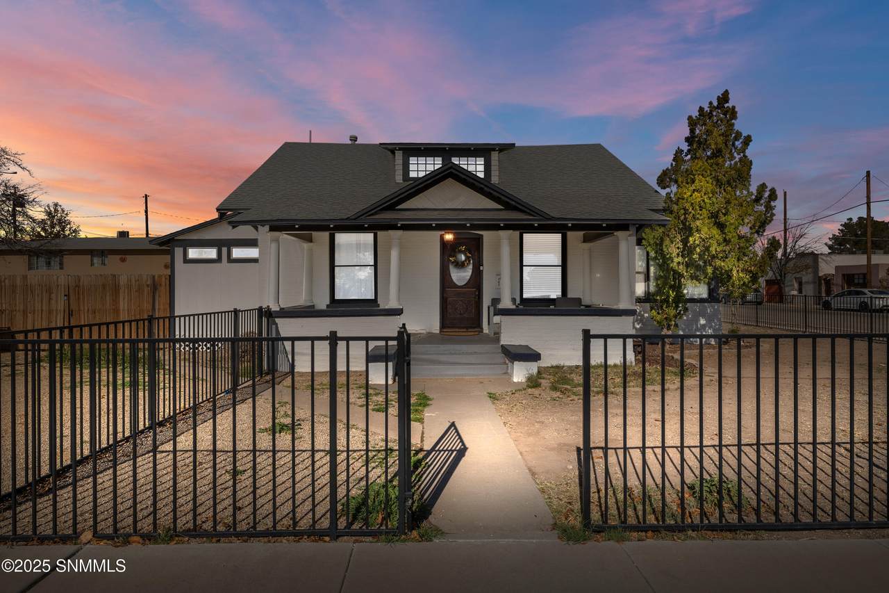 712 Court Avenue - Photo 1