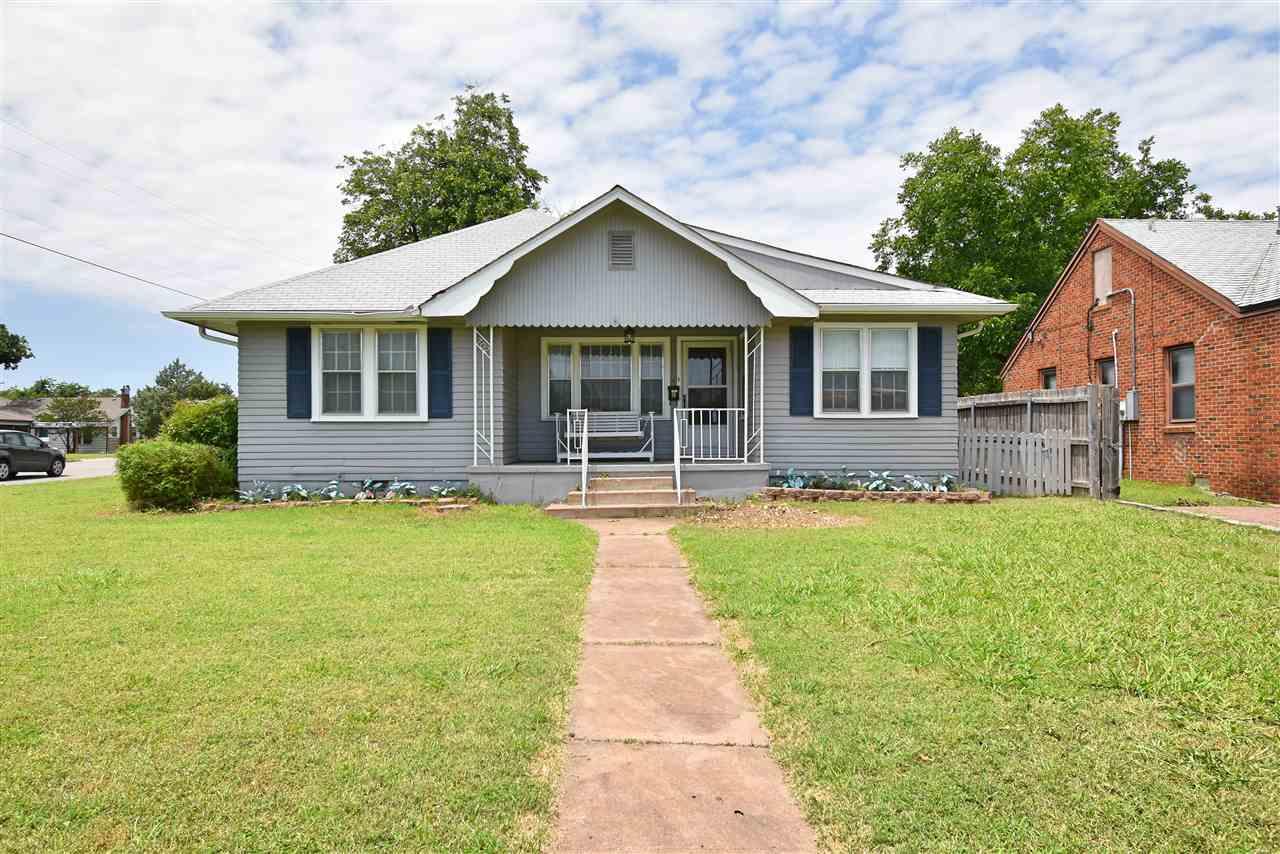 702 Laird Ave - Photo 1