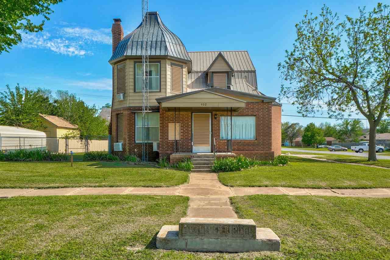 402 Evans - Photo 1
