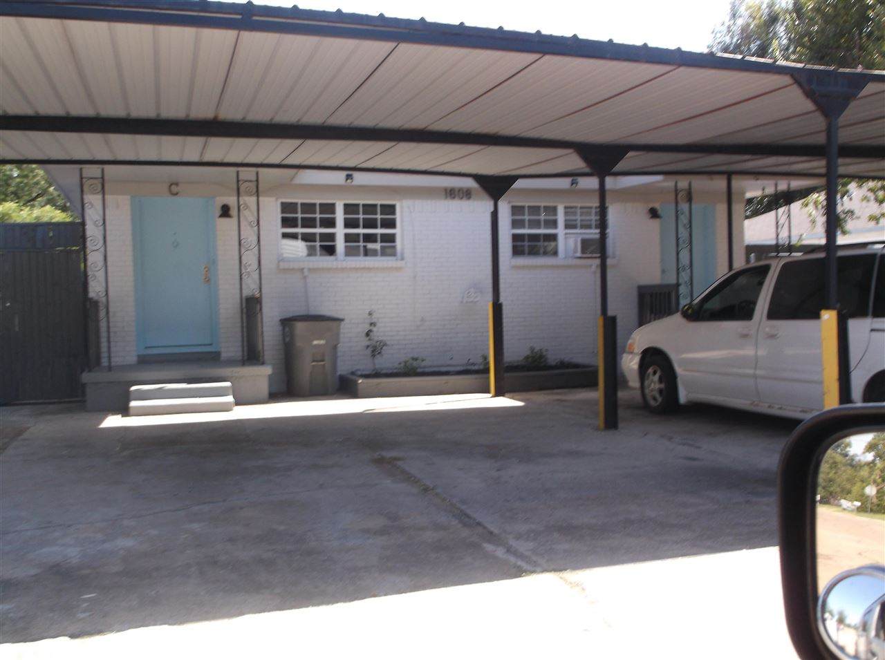 1606 Kingsbury Ave - Photo 1