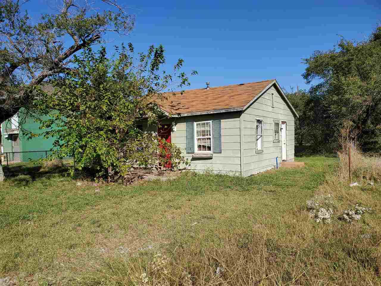 1607 N H Jones Ave - Photo 1