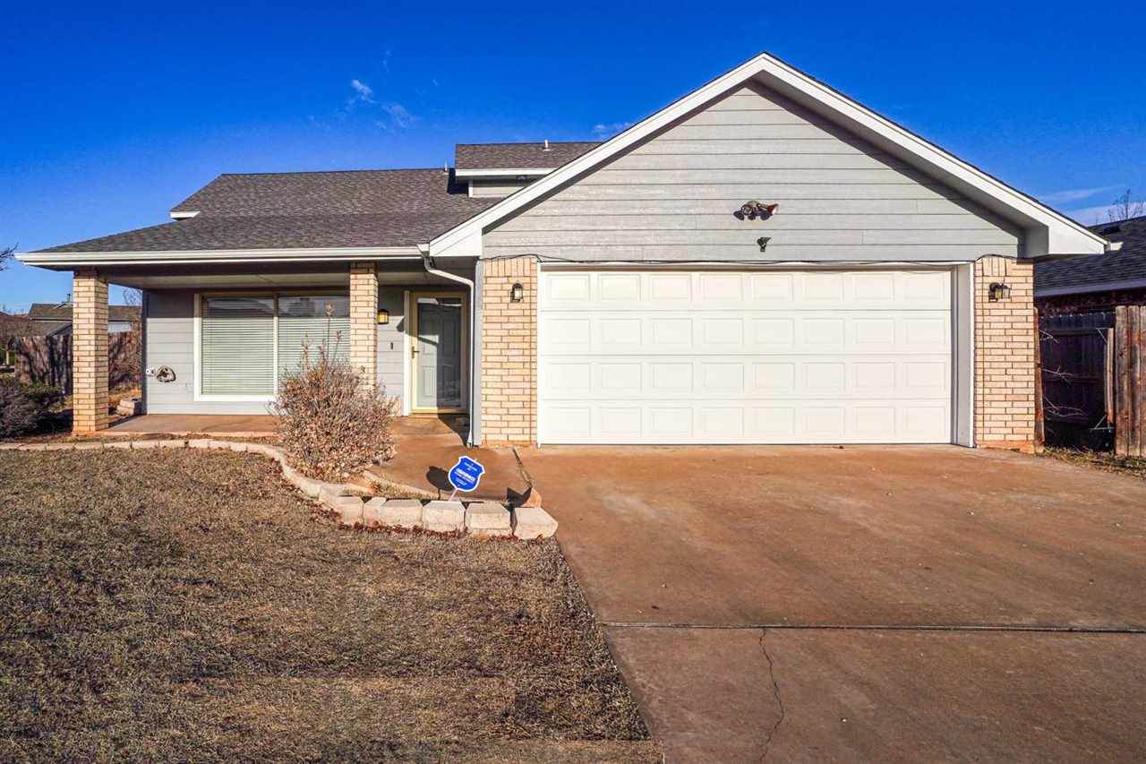 1602 Pinewood Dr - Photo 1
