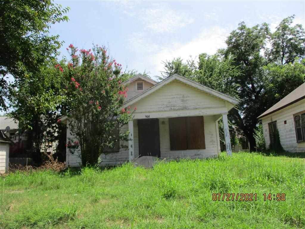904 Summit Ave - Photo 1