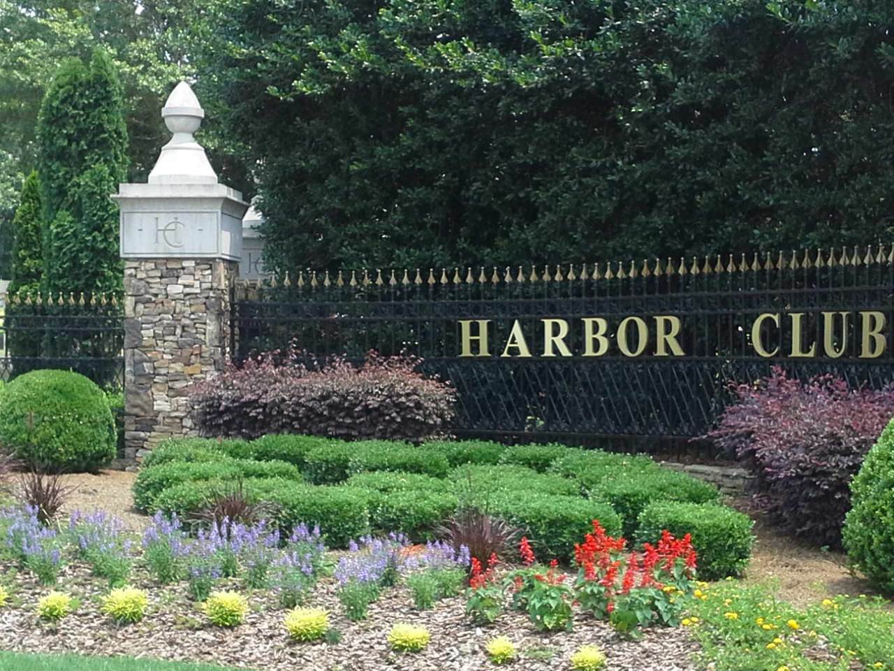 2680 Club Drive - Photo 1